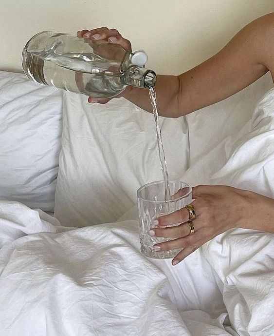 Pourquoi boire de l&rsquo;eau tiède le matin est bénéfique pour son organisme ?
